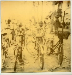 Vélo gare de l'est 2012 - 100€ Polaroid original de François Rastoll signé au dos
Noir et blanc teinté jaune pale
Référence  : projet161
