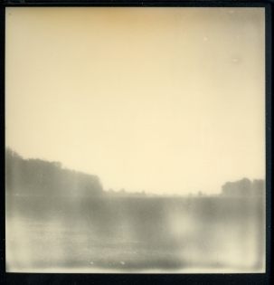 paysage dans la brume 2013 -  100€ TTC.
Polaroid original de François Rastoll signé au dos
Noir et blanc teinte jaune pale à rosé.
Référence  : projet171