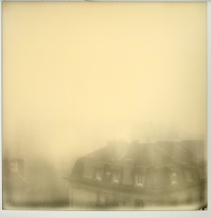 Tois parisien dans la brume  2012. 100€ TTC
Polaroid original de François Rastoll signé au dos
Noir et blanc teinte rosé.
Référence  : projet174