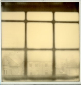 Trousseau depuis la fenêtre  2012 - 100€TTC
Polaroid original de François Rastoll signé au dos
Noir et blanc teinte rosé
Référence  : projet218